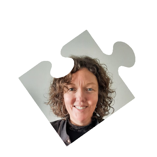 Photo du visage de Julie à l'intérieur d'une pièce de puzzle